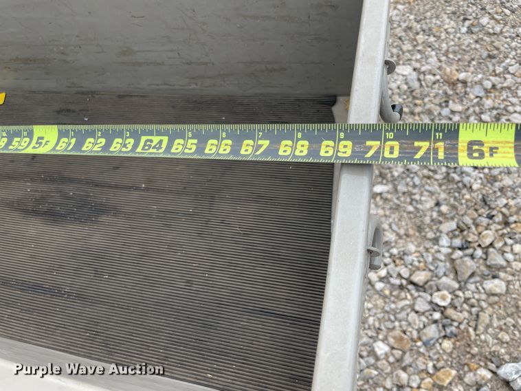 image for item IC9327 2006 International 7400  bucket truck