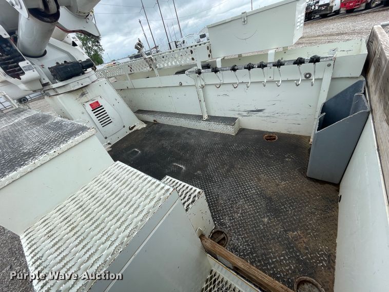 image for item IC9327 2006 International 7400  bucket truck