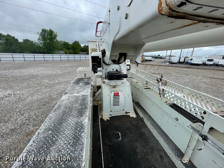 image for item IC9327 2006 International 7400  bucket truck