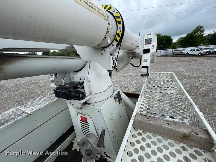 image for item IC9327 2006 International 7400  bucket truck