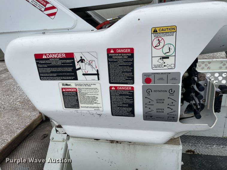 image for item IC9327 2006 International 7400  bucket truck