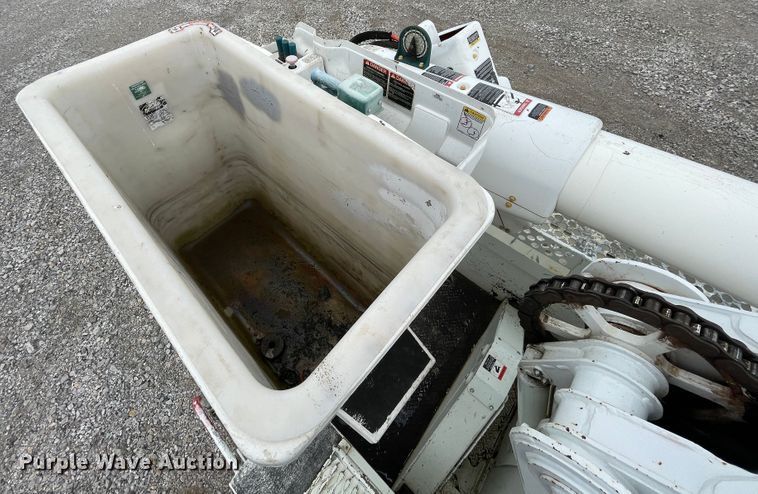 image for item IC9327 2006 International 7400  bucket truck