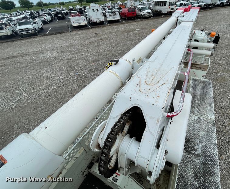 image for item IC9327 2006 International 7400  bucket truck