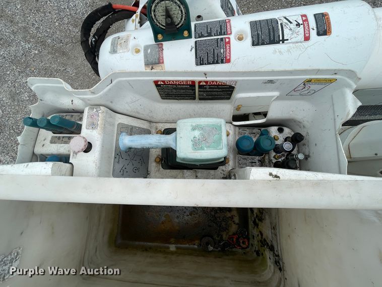 image for item IC9327 2006 International 7400  bucket truck