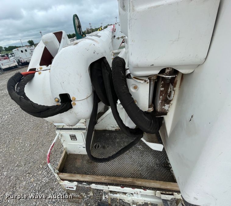 image for item IC9327 2006 International 7400  bucket truck