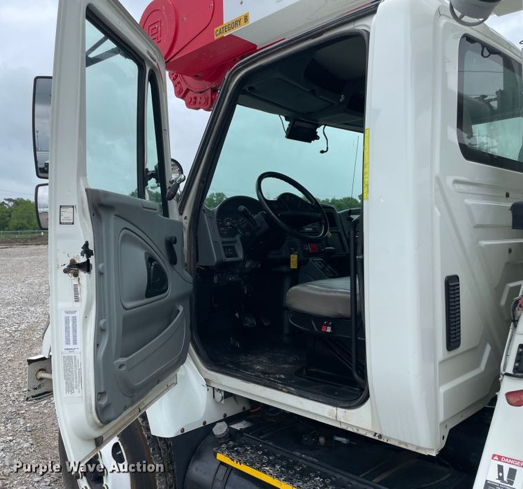 image for item IC9327 2006 International 7400  bucket truck