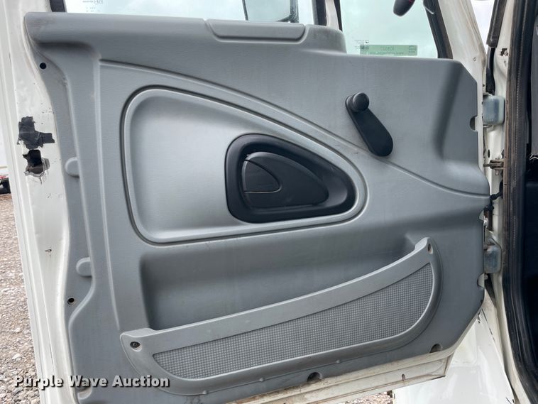 image for item IC9327 2006 International 7400  bucket truck