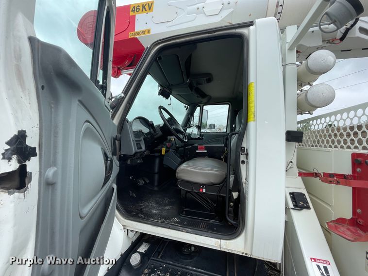 image for item IC9327 2006 International 7400  bucket truck