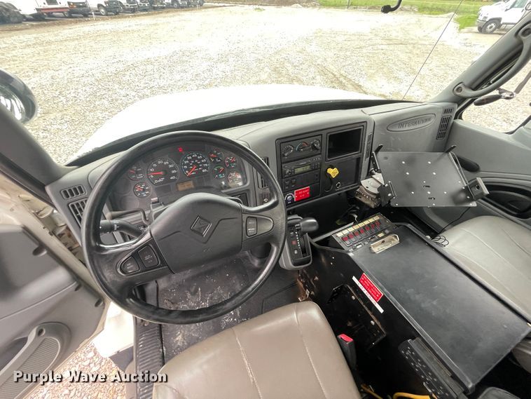 image for item IC9327 2006 International 7400  bucket truck