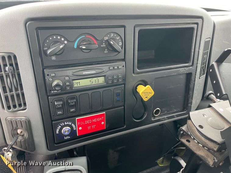 image for item IC9327 2006 International 7400  bucket truck