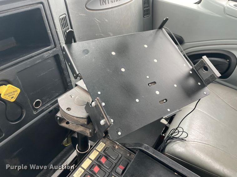 image for item IC9327 2006 International 7400  bucket truck