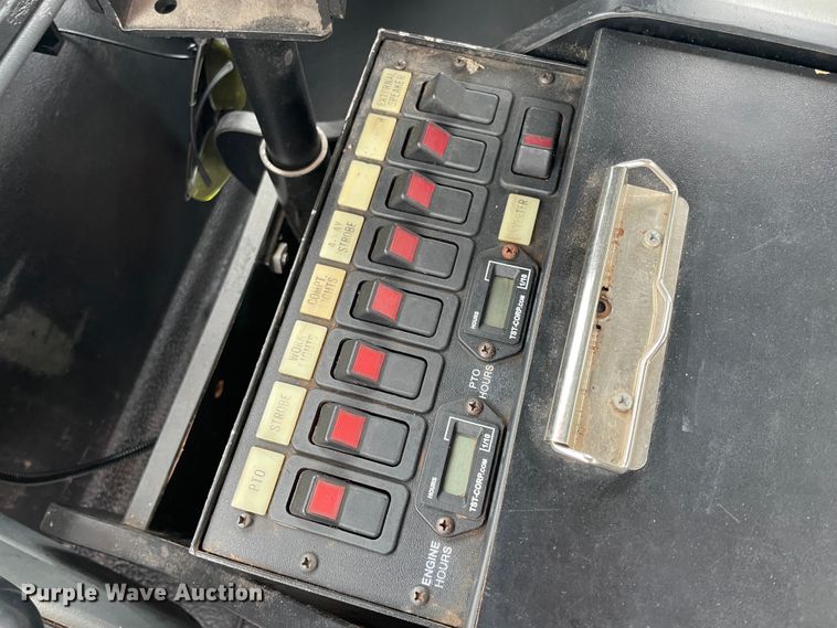 image for item IC9327 2006 International 7400  bucket truck