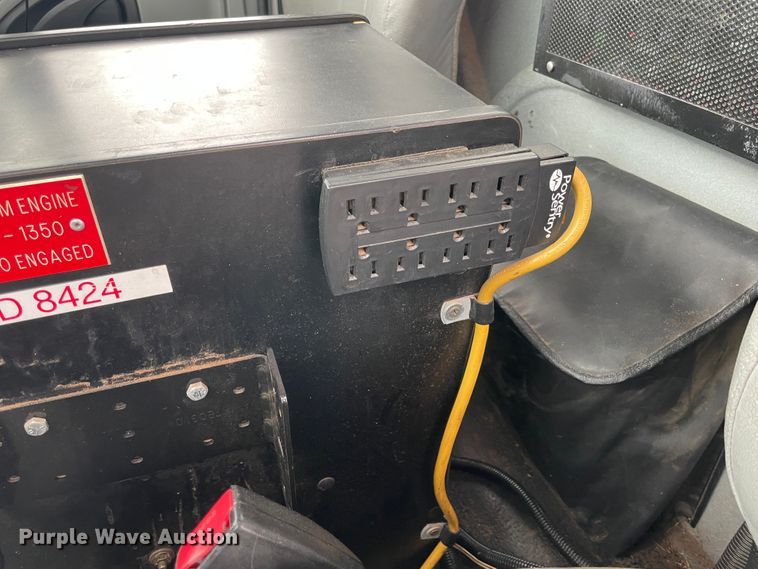 image for item IC9327 2006 International 7400  bucket truck