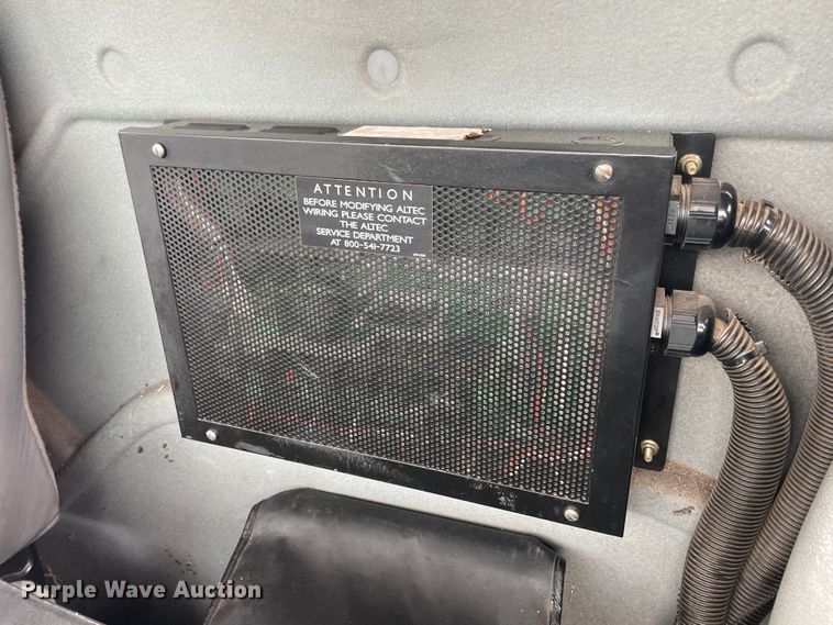 image for item IC9327 2006 International 7400  bucket truck