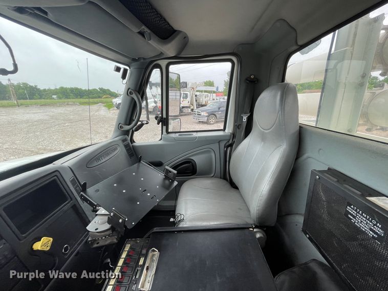 image for item IC9327 2006 International 7400  bucket truck