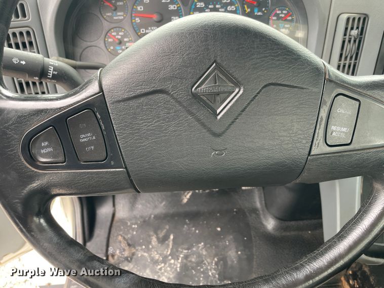 image for item IC9327 2006 International 7400  bucket truck