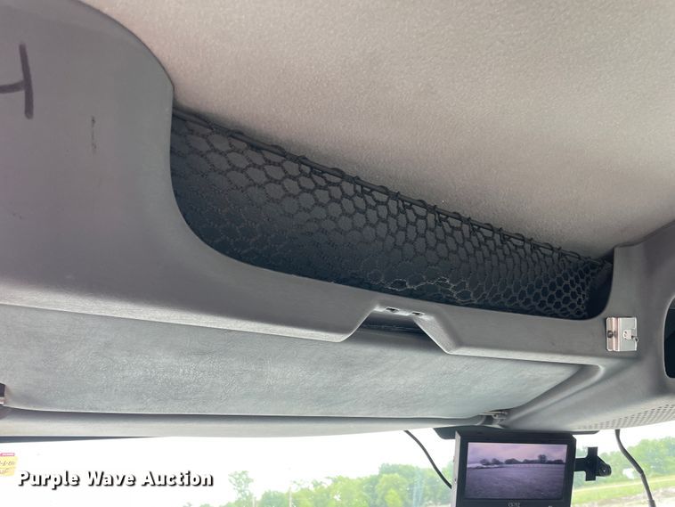 image for item IC9327 2006 International 7400  bucket truck