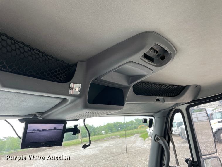 image for item IC9327 2006 International 7400  bucket truck