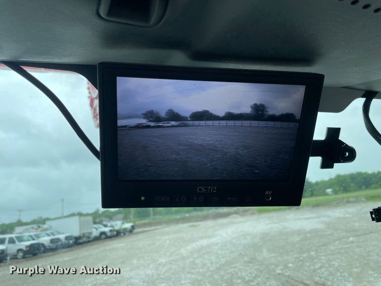 image for item IC9327 2006 International 7400  bucket truck