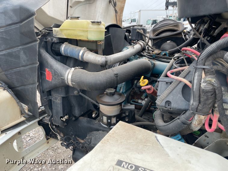 image for item IC9327 2006 International 7400  bucket truck