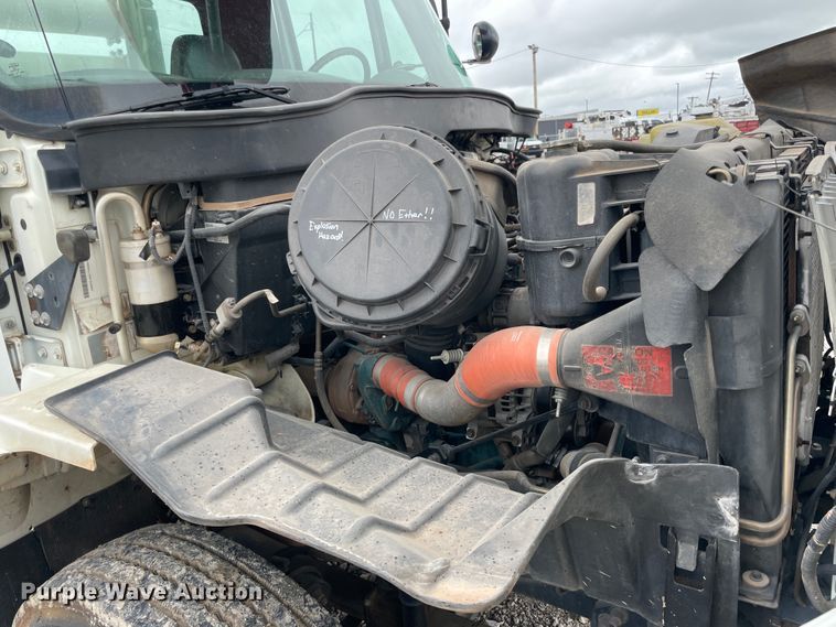 image for item IC9327 2006 International 7400  bucket truck