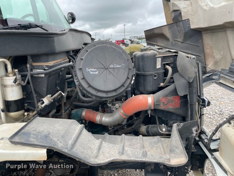 image for item IC9327 2006 International 7400  bucket truck