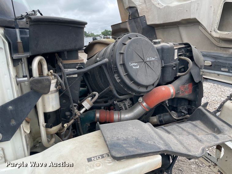 image for item IC9327 2006 International 7400  bucket truck