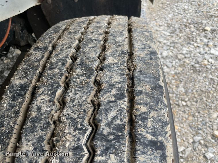 image for item IC9327 2006 International 7400  bucket truck