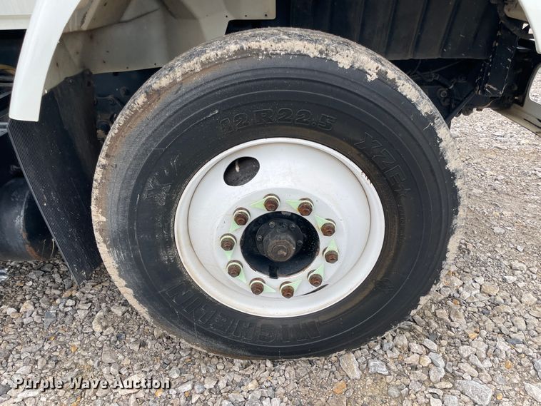 image for item IC9327 2006 International 7400  bucket truck