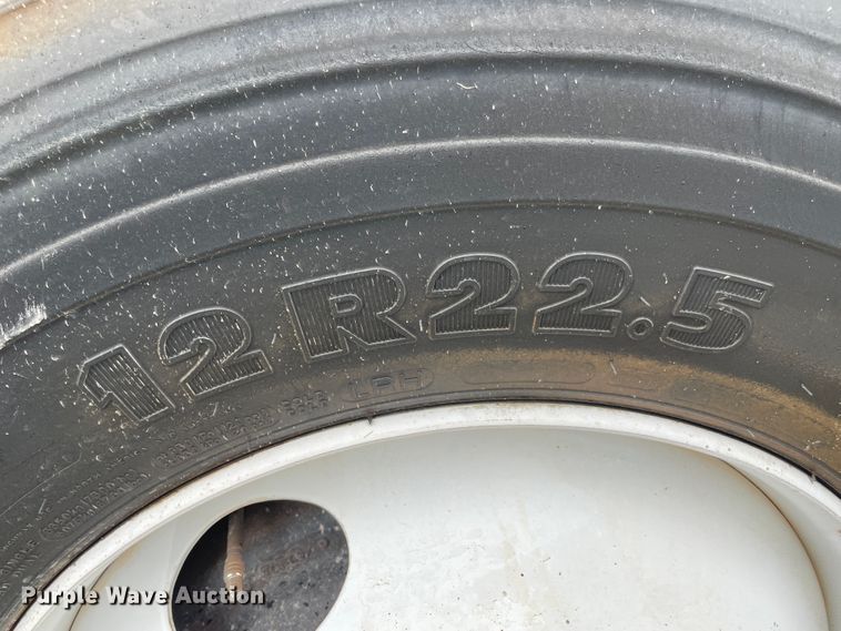 image for item IC9327 2006 International 7400  bucket truck