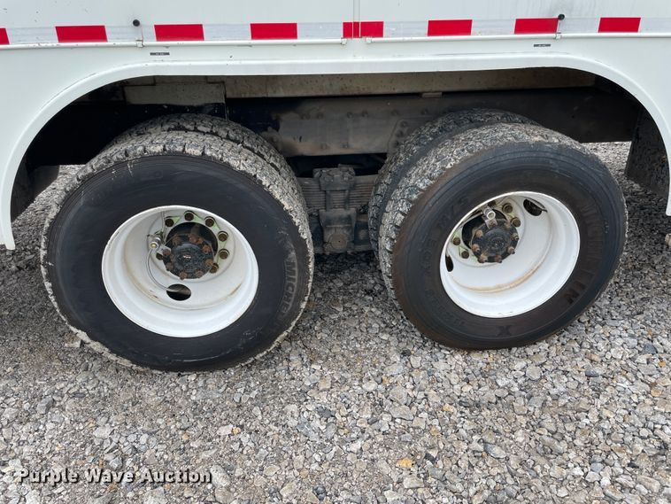 image for item IC9327 2006 International 7400  bucket truck