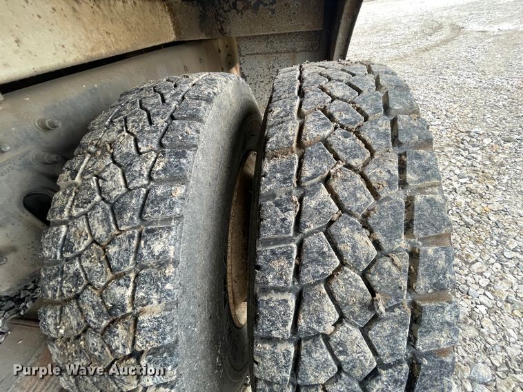 image for item IC9327 2006 International 7400  bucket truck