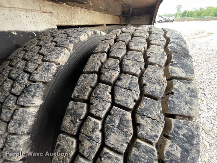 image for item IC9327 2006 International 7400  bucket truck