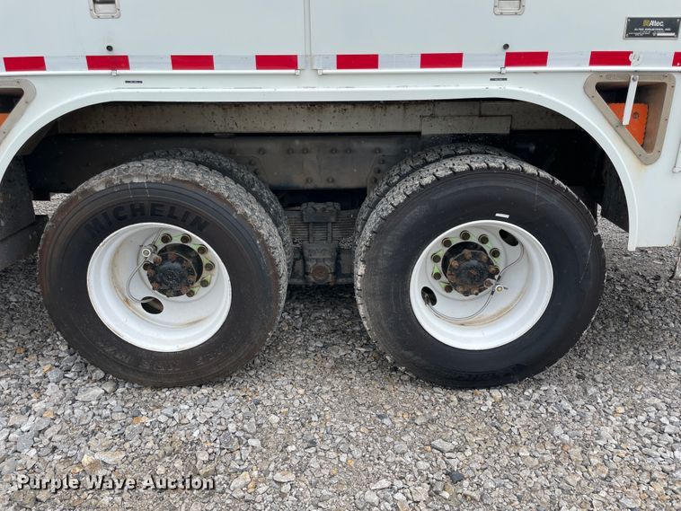 image for item IC9327 2006 International 7400  bucket truck