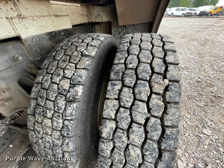 image for item IC9327 2006 International 7400  bucket truck