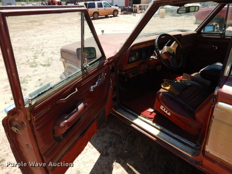 image for item IJ9380 1986 AMC Jeep Grand Wagoneer  SUV