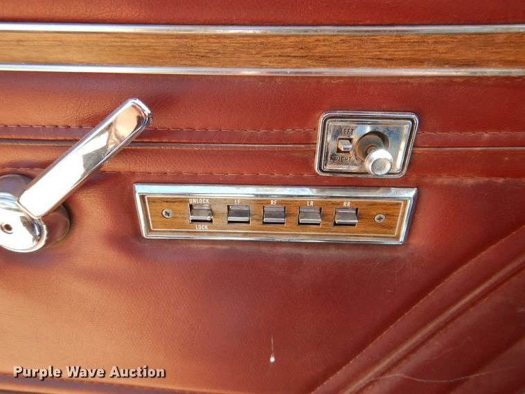 image for item IJ9380 1986 AMC Jeep Grand Wagoneer  SUV