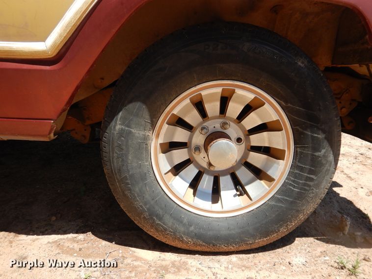 image for item IJ9380 1986 AMC Jeep Grand Wagoneer  SUV