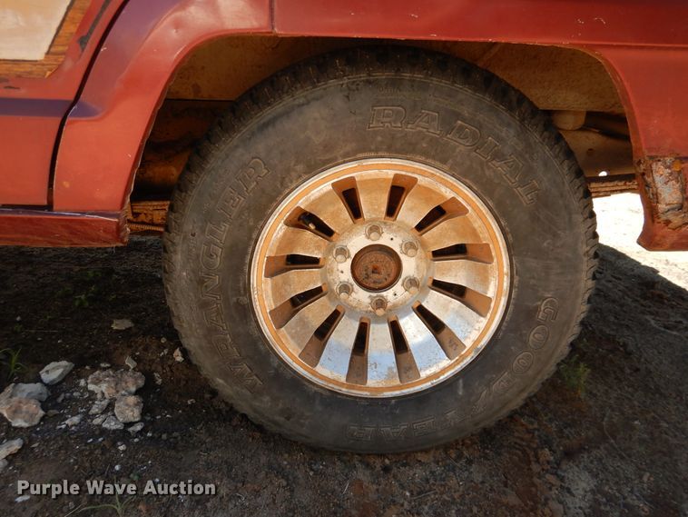 image for item IJ9380 1986 AMC Jeep Grand Wagoneer  SUV