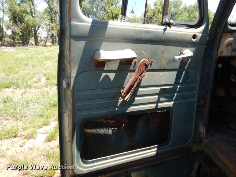 image for item IJ9382 1960 International R192  drilling rig truck