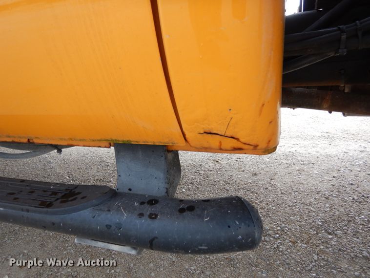 image for item IL9451 2004 Ford F450 Super Duty XL  Crew Cab flatbed truck