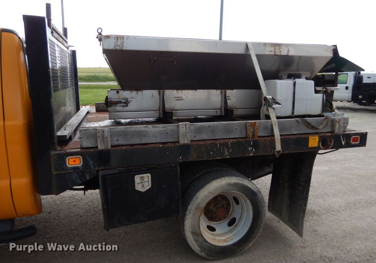 image for item IL9451 2004 Ford F450 Super Duty XL  Crew Cab flatbed truck