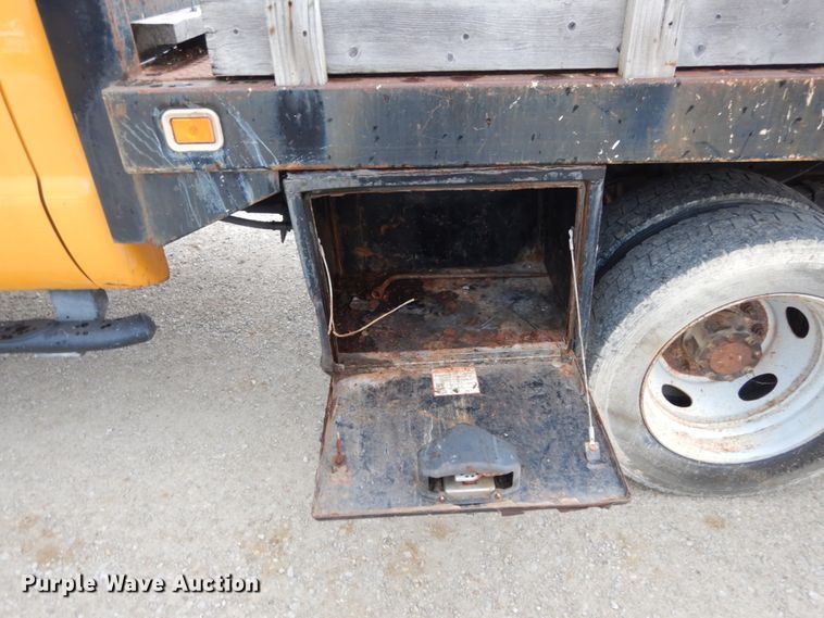 image for item IL9451 2004 Ford F450 Super Duty XL  Crew Cab flatbed truck