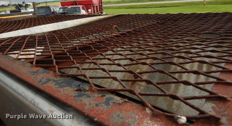 image for item IL9451 2004 Ford F450 Super Duty XL  Crew Cab flatbed truck