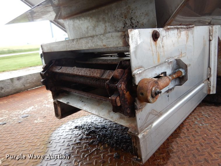 image for item IL9451 2004 Ford F450 Super Duty XL  Crew Cab flatbed truck