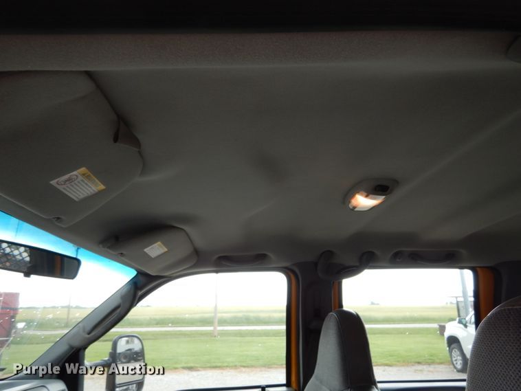 image for item IL9451 2004 Ford F450 Super Duty XL  Crew Cab flatbed truck