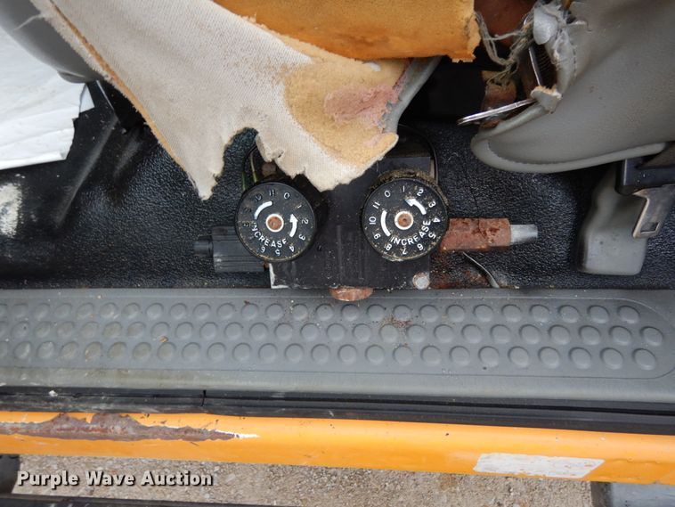 image for item IL9451 2004 Ford F450 Super Duty XL  Crew Cab flatbed truck