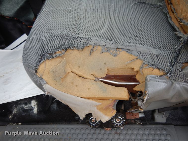 image for item IL9451 2004 Ford F450 Super Duty XL  Crew Cab flatbed truck