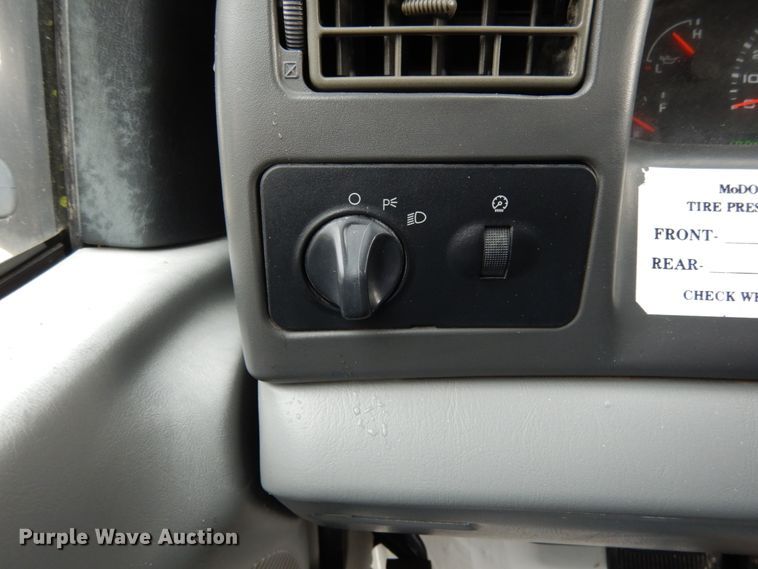 image for item IL9451 2004 Ford F450 Super Duty XL  Crew Cab flatbed truck