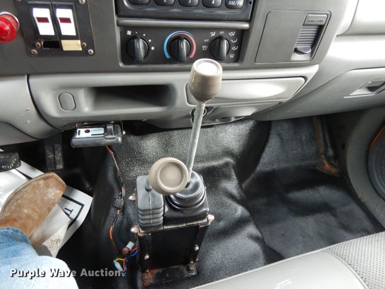 image for item IL9451 2004 Ford F450 Super Duty XL  Crew Cab flatbed truck